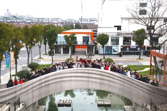 The 3D Printed Concrete Footbridge Completed in 450 Hours: Would You Dare to Walk on It?