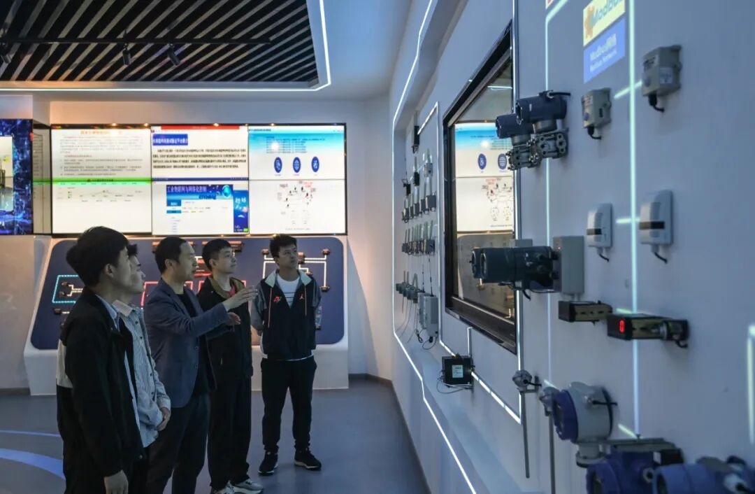 Enabling Factory Equipment to Communicate Freely Like Mobile Phones