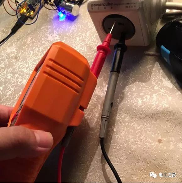 How to Use a Multimeter to Measure and Distinguish Between Voltage, Neutral, and Live Wires