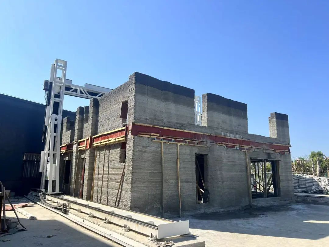 22 Days, 3 Workers: The Topping of a 3D Printed Two-Story Building!