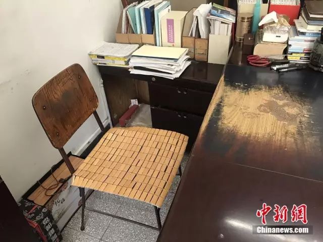 Shocking! The Most 'Beautiful' Desk of a Renowned Academician