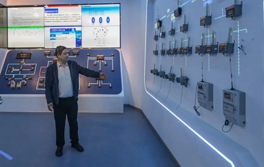 Enabling Factory Equipment to Communicate Freely Like Mobile Phones