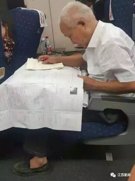 Remember the 78-Year-Old High-Speed Rail "Internet Celebrity" Academician? Recently, His Desk Shocked Us Again...