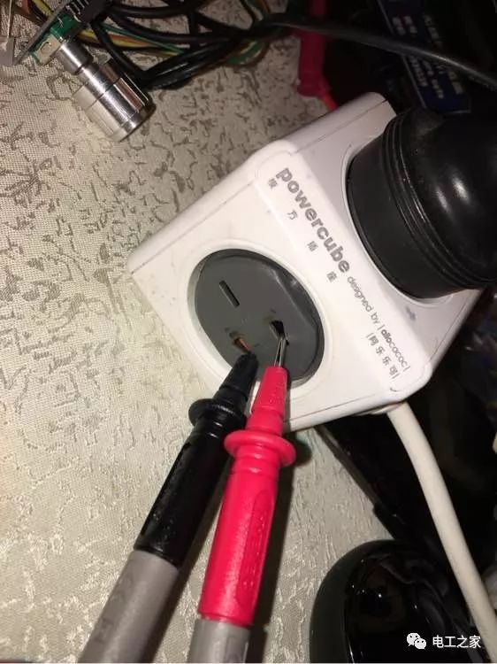 How to Use a Multimeter to Measure and Distinguish Between Voltage, Neutral, and Live Wires