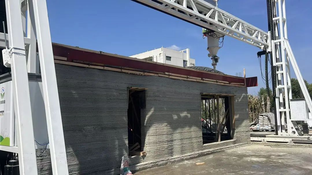 22 Days, 3 Workers: The Topping of a 3D Printed Two-Story Building!