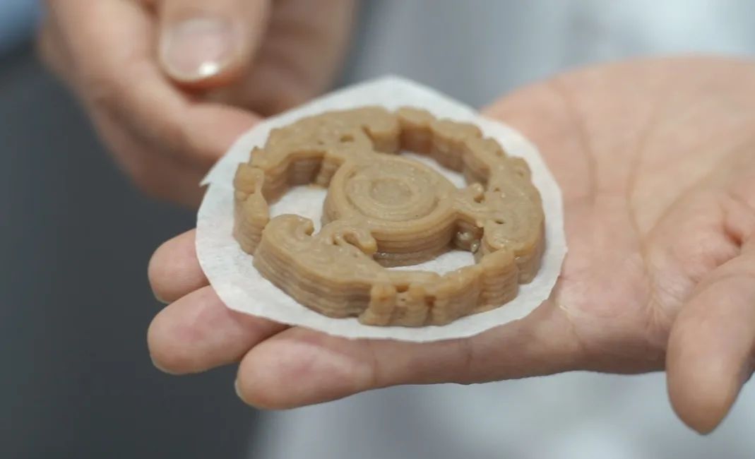 22 Days, 3 Workers: The Topping of a 3D Printed Two-Story Building!