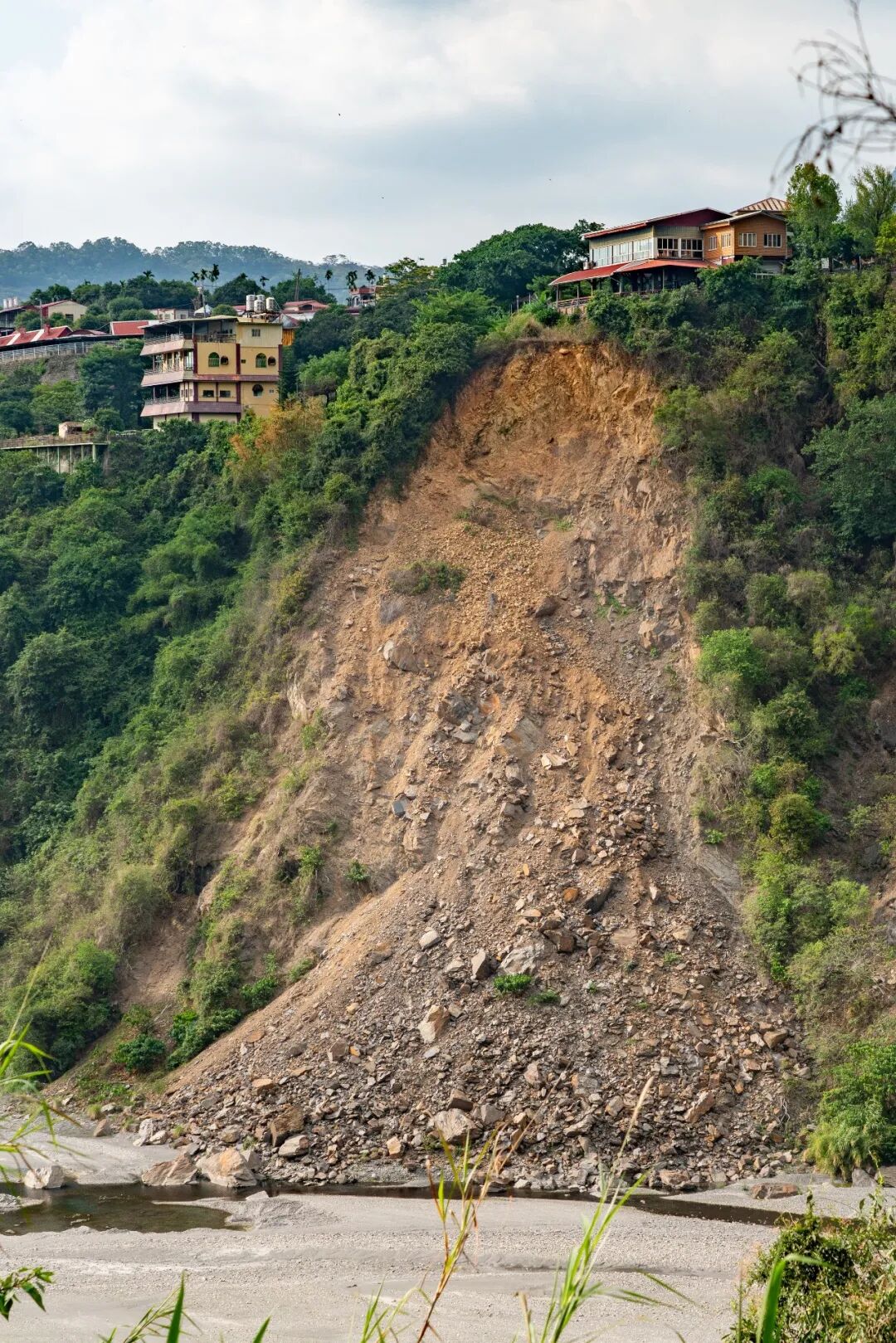 Research on Optimization of Landslide Real-Time Monitoring and Early Warning Model Scheduling Algorithm