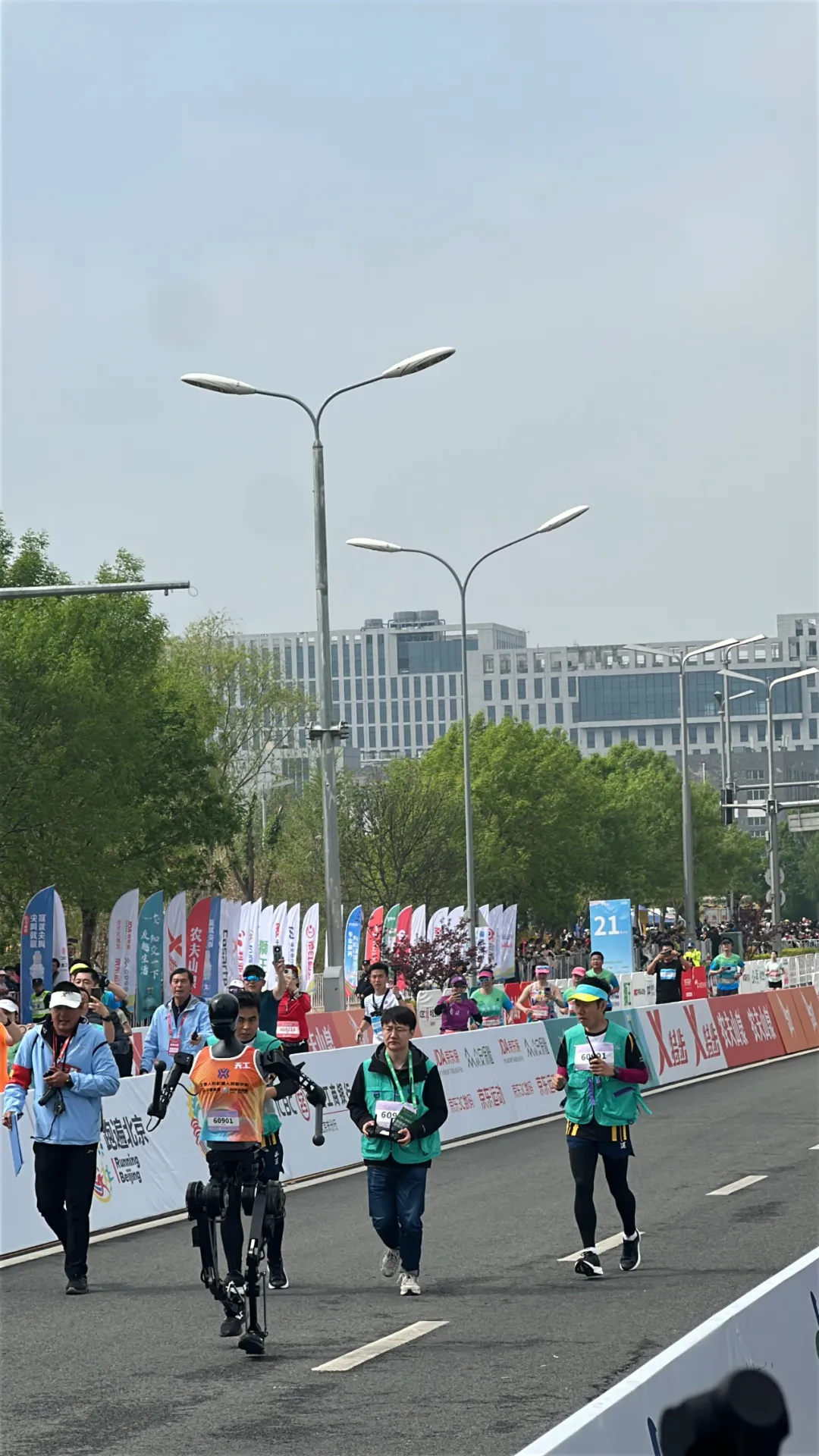 Robots Team Up for a Marathon: A Large-Scale "Performance"