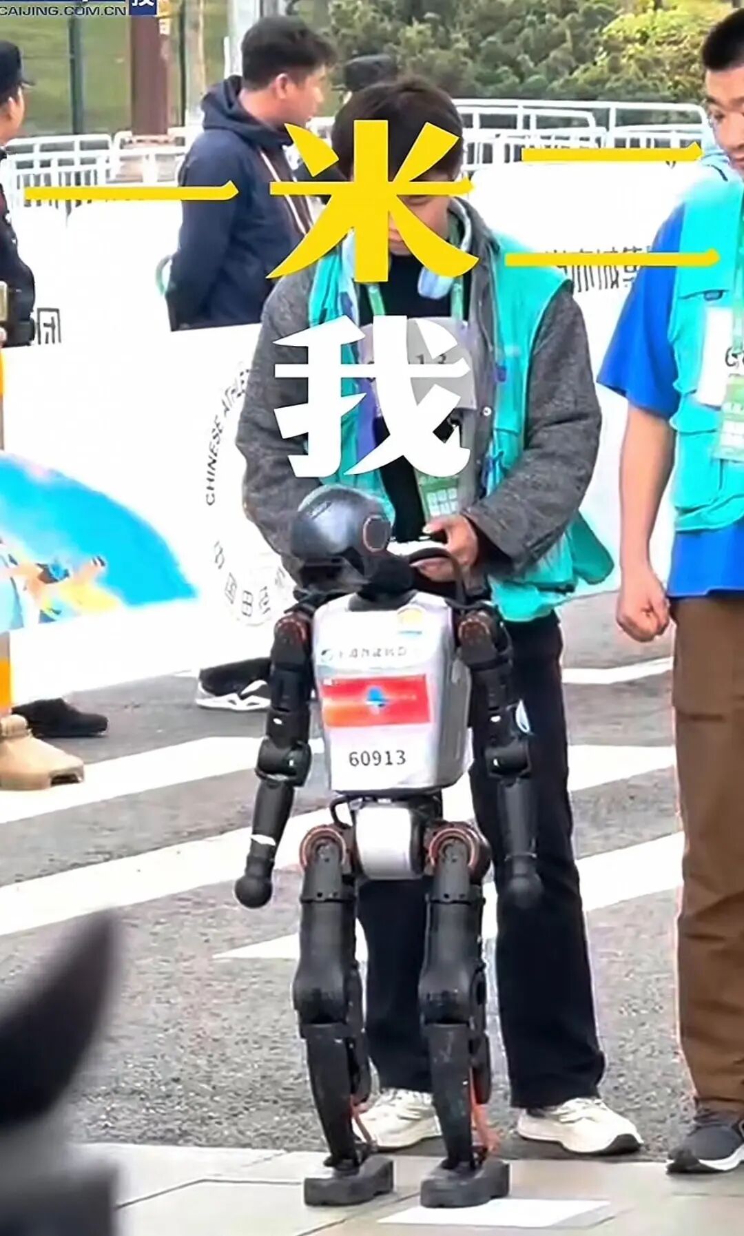 Beijing Yizhuang Robot Participates in Marathon, Bringing Laughter with Its Adorable Moves: Is There Still Meaning for Humans to Run Marathons in the Future?