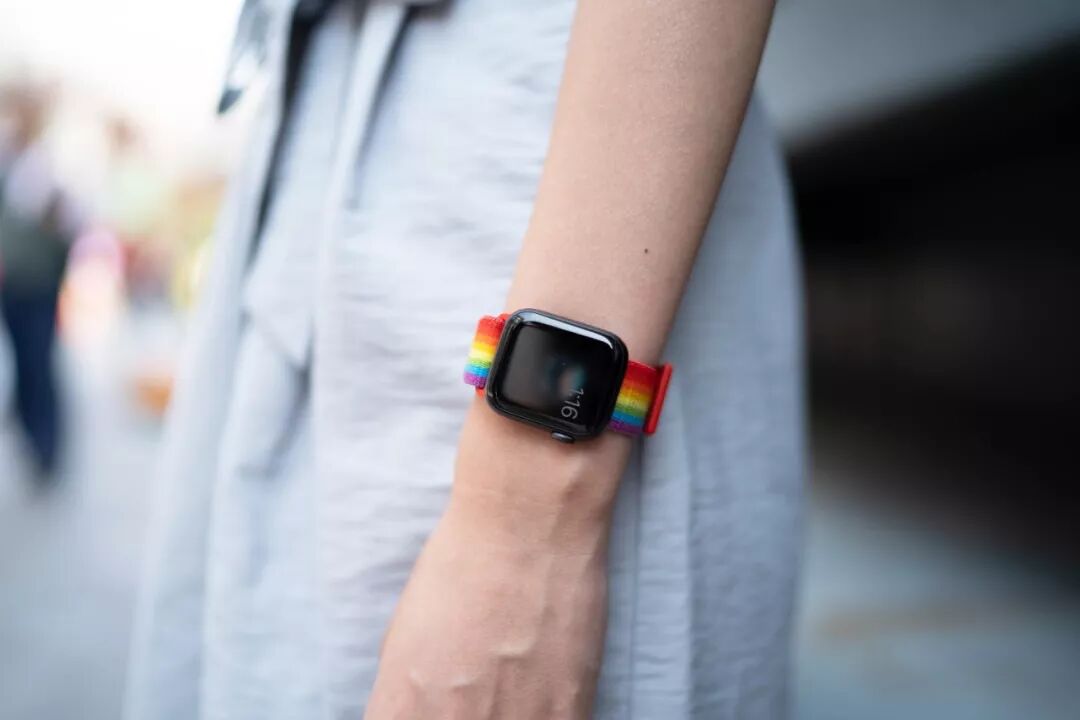 Hands-On with Apple's New Smartwatch! Why is it Selling Like Crazy Worldwide? After This Review, I Understand...