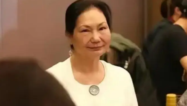 S's Mom Gets Confused by Smart Speaker, Internet Bursts into Laughter: Don't Worry, A Million Advisors Are Here to Help!