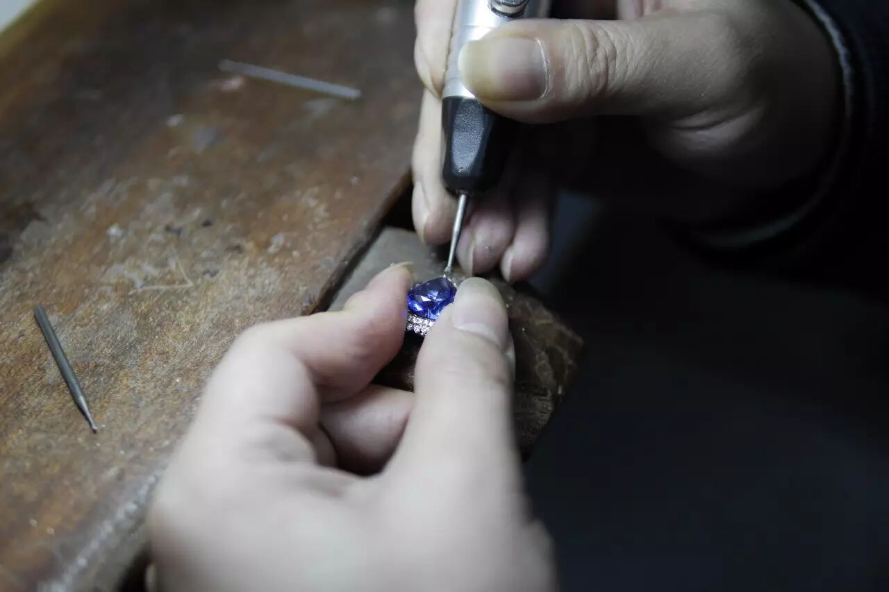 3D Printed 7.82 Carat Gemstone Engagement Ring! It Can Transform!