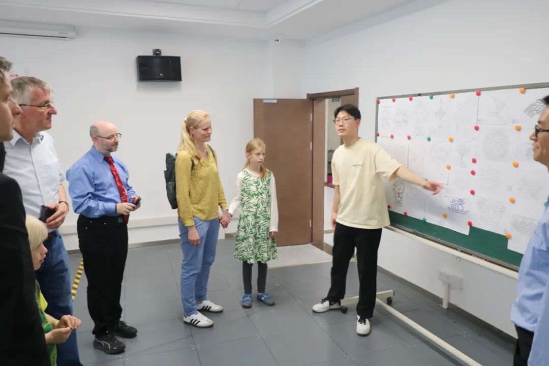 Visit of German Professors to the Modern Robotics Industry College