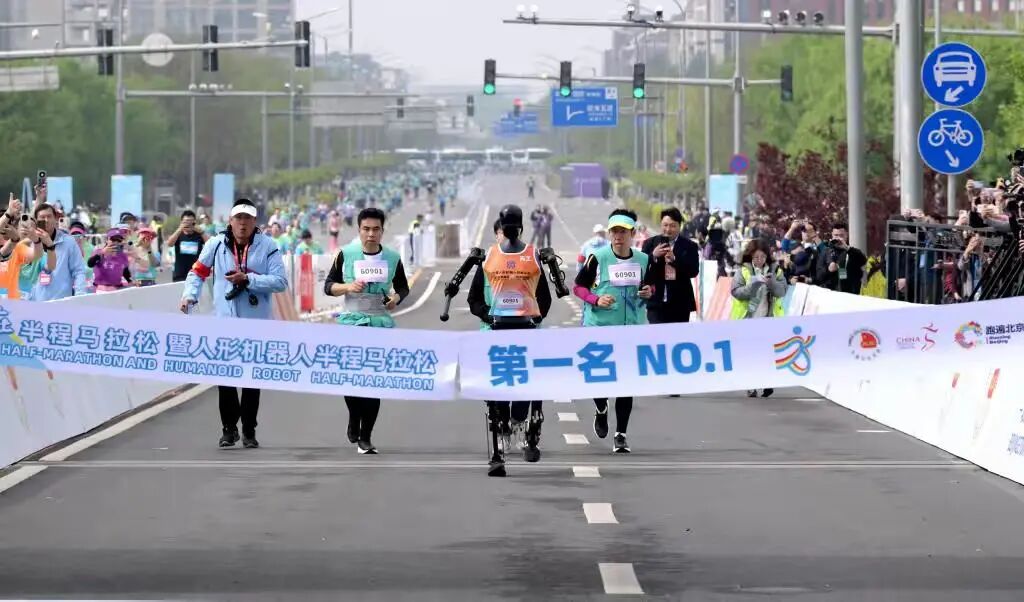 Beijing Yizhuang Robot Participates in Marathon, Bringing Laughter with Its Adorable Moves: Is There Still Meaning for Humans to Run Marathons in the Future?