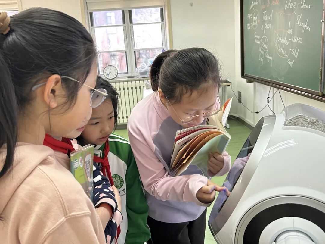 AI Robots and Teachers: Breaking Boundaries in English Education with the "Dual Teacher" Classroom