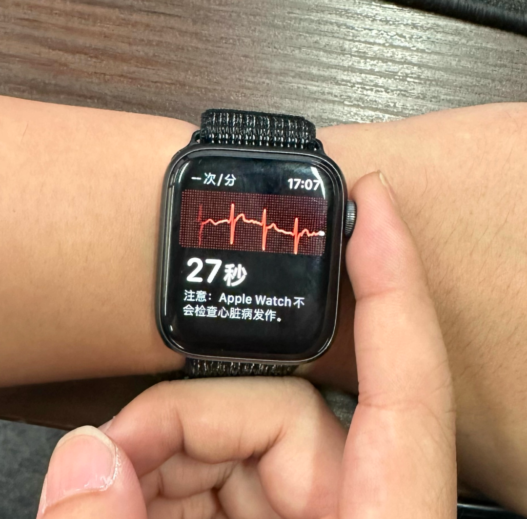 How Smartwatches Monitor Your Heart Rate, Blood Oxygen, and ECG?