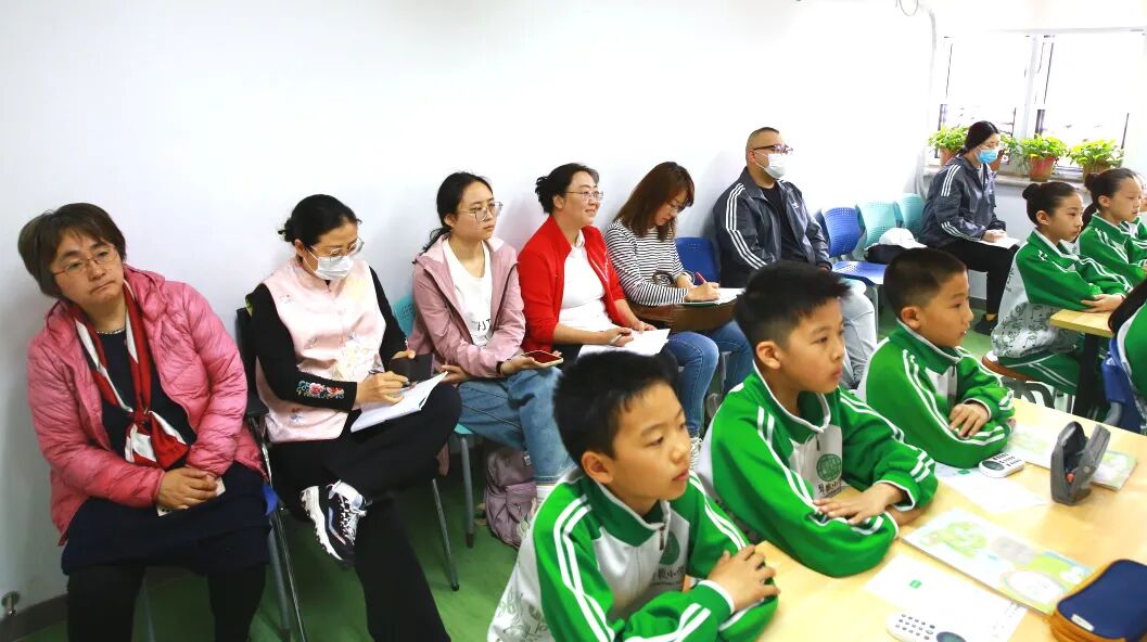 AI Robots and Teachers: Breaking Boundaries in English Education with the "Dual Teacher" Classroom