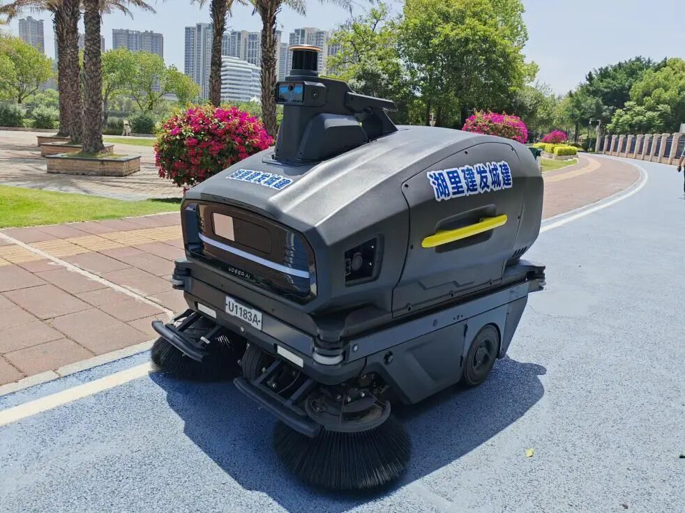 When AI Robots Become New Allies in Daily Park Management