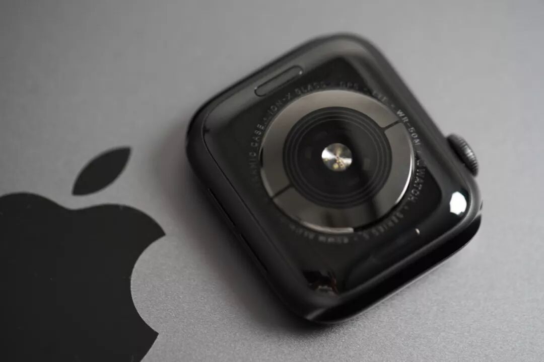 Hands-On with Apple's New Smartwatch! Why is it Selling Like Crazy Worldwide? After This Review, I Understand...