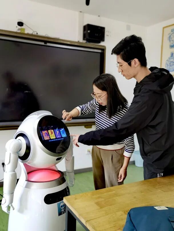 AI Robots and Teachers: Breaking Boundaries in English Education with the "Dual Teacher" Classroom