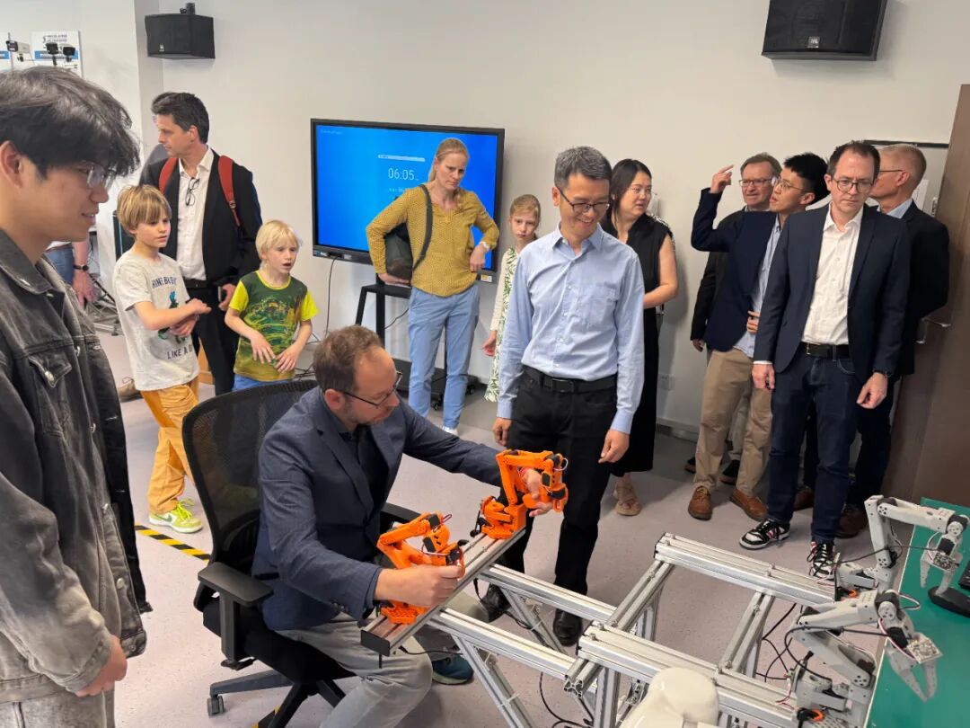 Visit of German Professors to the Modern Robotics Industry College