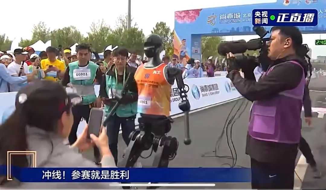 Beijing Yizhuang Robot Participates in Marathon, Bringing Laughter with Its Adorable Moves: Is There Still Meaning for Humans to Run Marathons in the Future?