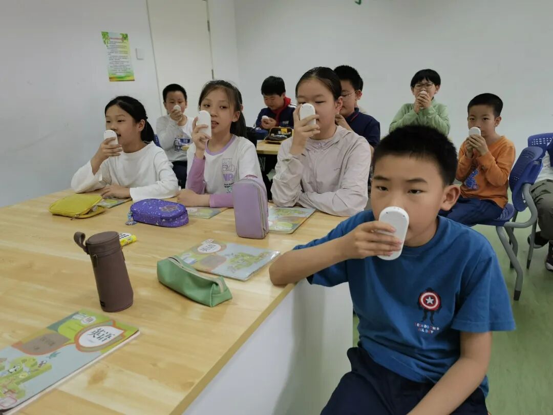 AI Robots and Teachers: Breaking Boundaries in English Education with the "Dual Teacher" Classroom