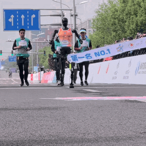 Humanoid Robot Half Marathon: My Son Was Amazed, While Mom Was Exhausted Yet Still Running?