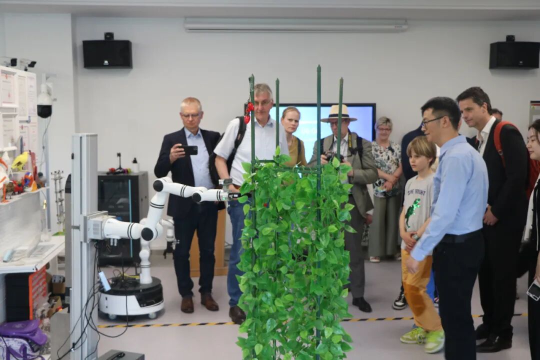 Visit of German Professors to the Modern Robotics Industry College