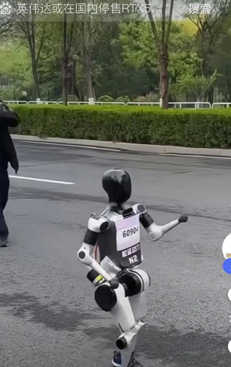 Beijing Yizhuang Robot Participates in Marathon, Bringing Laughter with Its Adorable Moves: Is There Still Meaning for Humans to Run Marathons in the Future?
