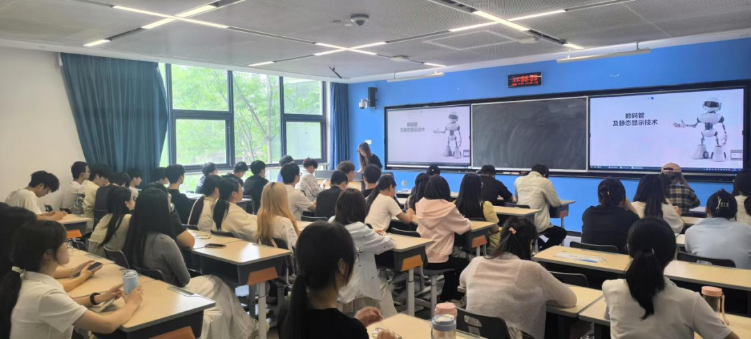 Peer Micro Classroom at the School of Internet of Things and Communication