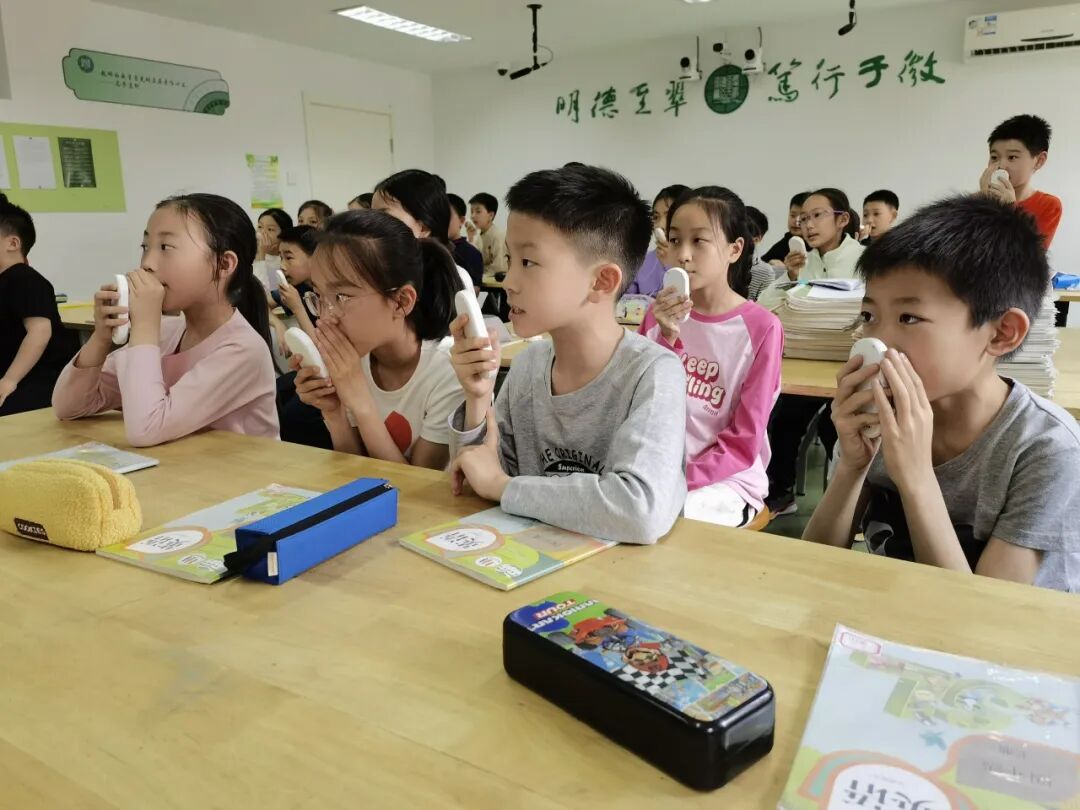 AI Robots and Teachers: Breaking Boundaries in English Education with the "Dual Teacher" Classroom