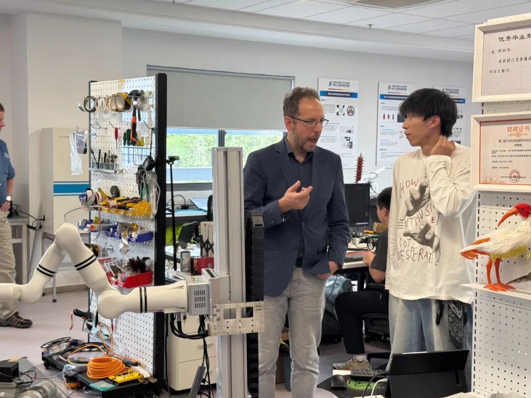 Visit of German Professors to the Modern Robotics Industry College