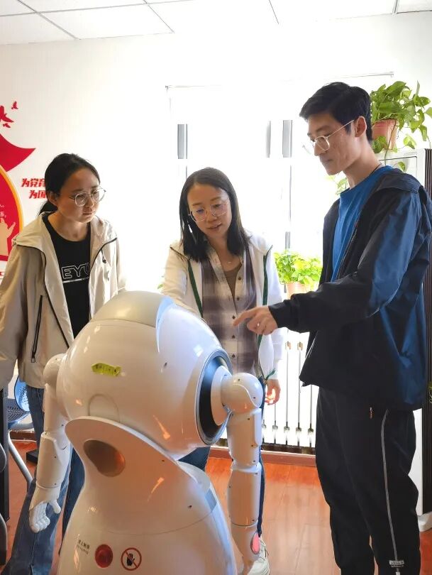 AI Robots and Teachers: Breaking Boundaries in English Education with the "Dual Teacher" Classroom