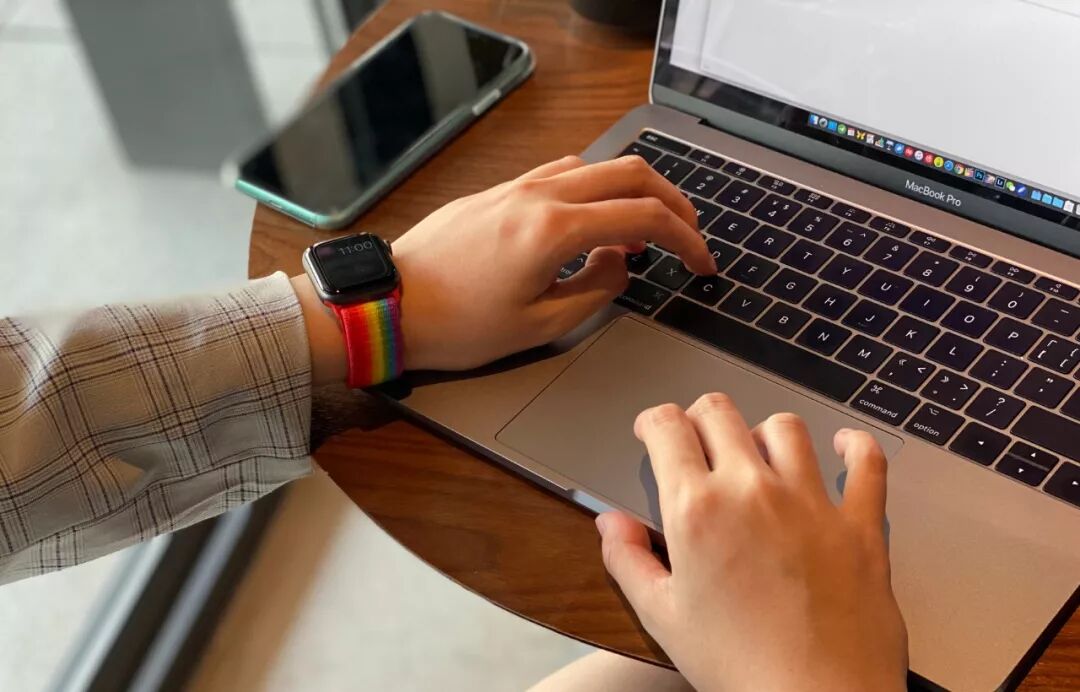 Hands-On with Apple's New Smartwatch! Why is it Selling Like Crazy Worldwide? After This Review, I Understand...