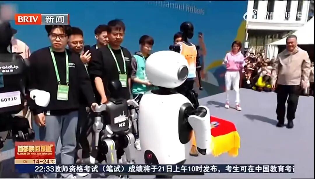 Beijing Yizhuang Robot Participates in Marathon, Bringing Laughter with Its Adorable Moves: Is There Still Meaning for Humans to Run Marathons in the Future?