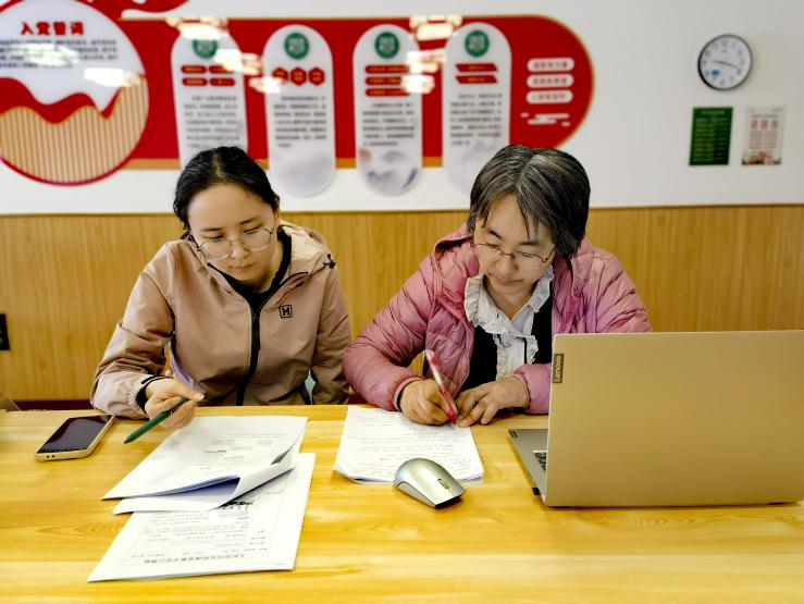 AI Robots and Teachers: Breaking Boundaries in English Education with the "Dual Teacher" Classroom