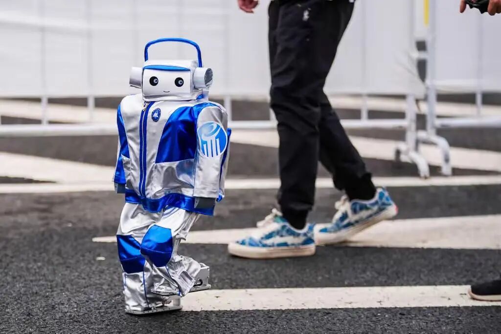 Beijing Yizhuang Robot Participates in Marathon, Bringing Laughter with Its Adorable Moves: Is There Still Meaning for Humans to Run Marathons in the Future?