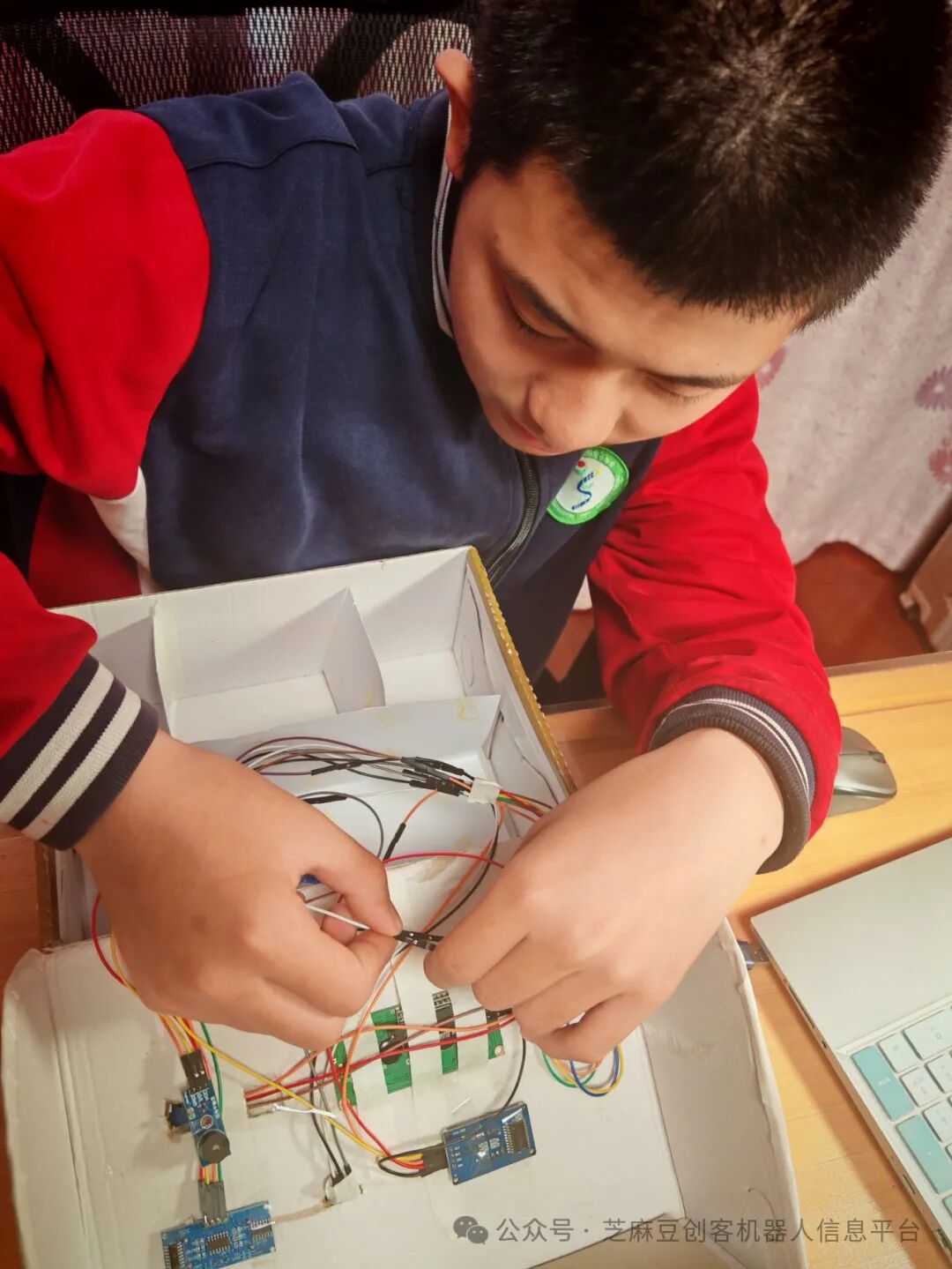 Peilin Wu - Smart Pillbox Reminder System Based on Arduino with Multi-Sensor Collaboration