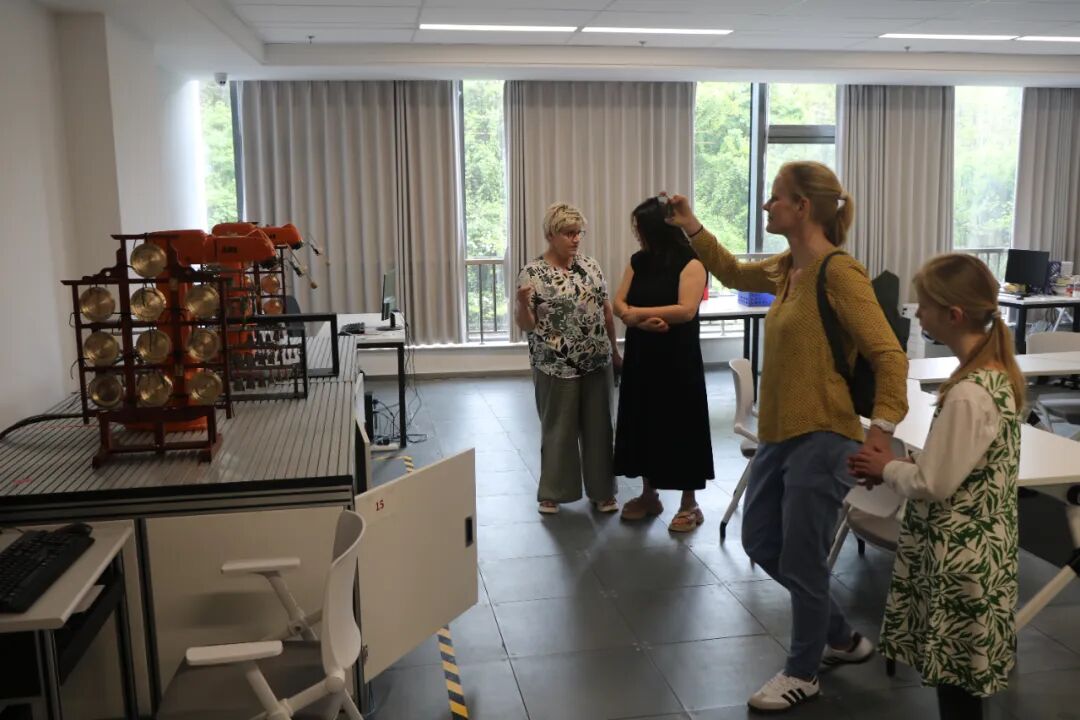 Visit of German Professors to the Modern Robotics Industry College