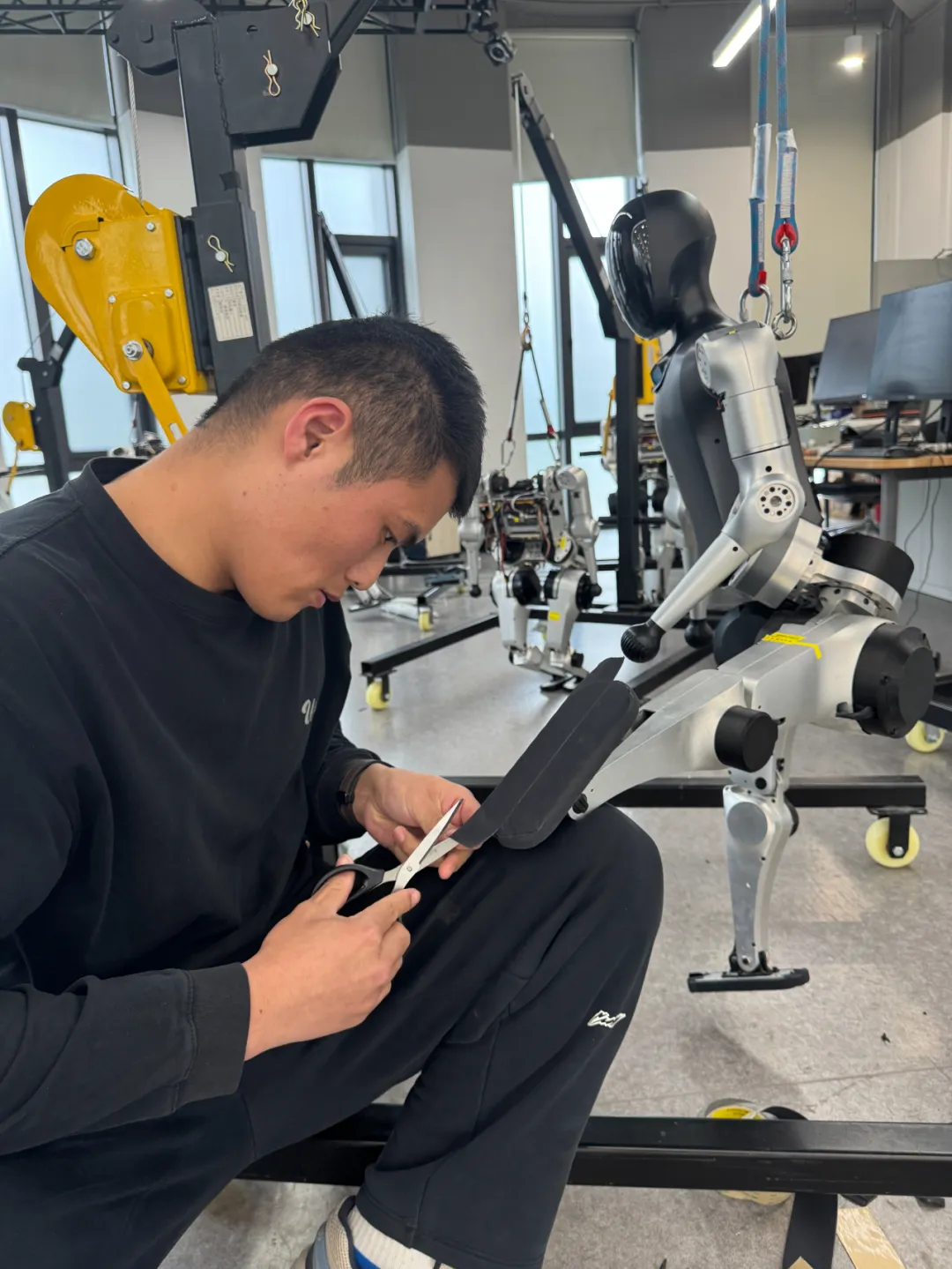 Robots Team Up for a Marathon: A Large-Scale "Performance"