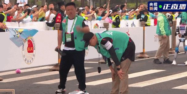 Humanoid Robot Half Marathon: My Son Was Amazed, While Mom Was Exhausted Yet Still Running?