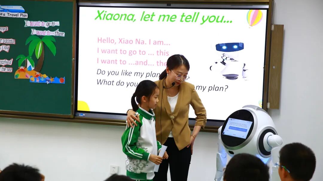 AI Robots and Teachers: Breaking Boundaries in English Education with the "Dual Teacher" Classroom