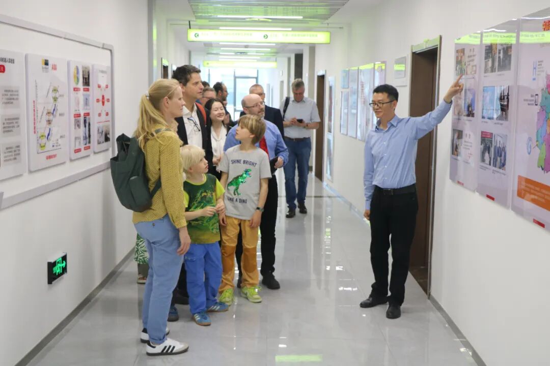Visit of German Professors to the Modern Robotics Industry College