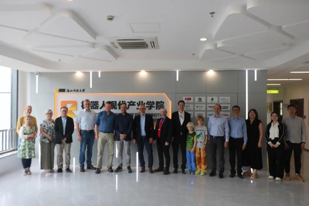 Visit of German Professors to the Modern Robotics Industry College