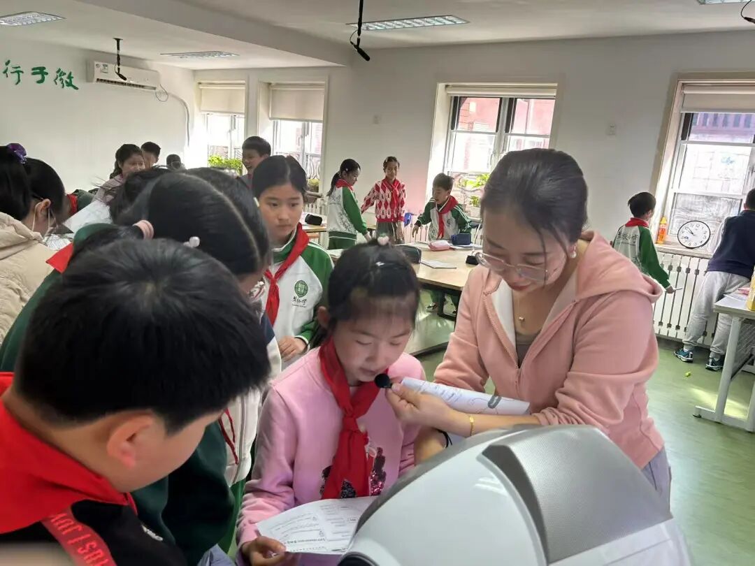 AI Robots and Teachers: Breaking Boundaries in English Education with the "Dual Teacher" Classroom