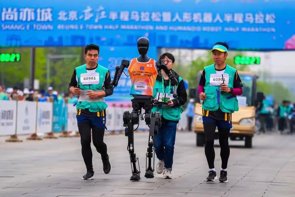 Beijing Yizhuang Robot Participates in Marathon, Bringing Laughter with Its Adorable Moves: Is There Still Meaning for Humans to Run Marathons in the Future?