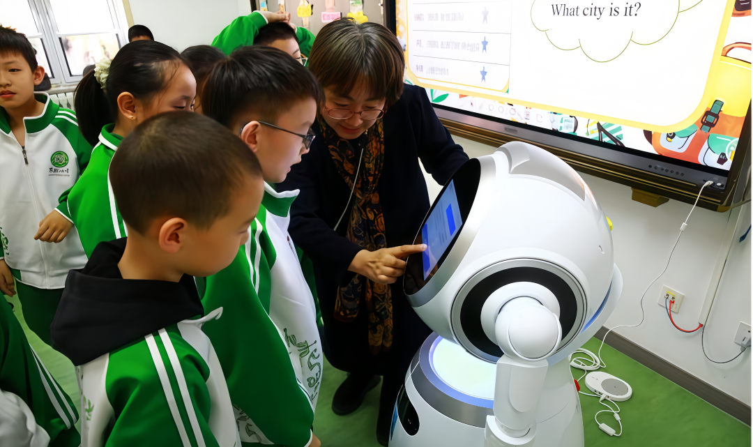 AI Robots and Teachers: Breaking Boundaries in English Education with the "Dual Teacher" Classroom