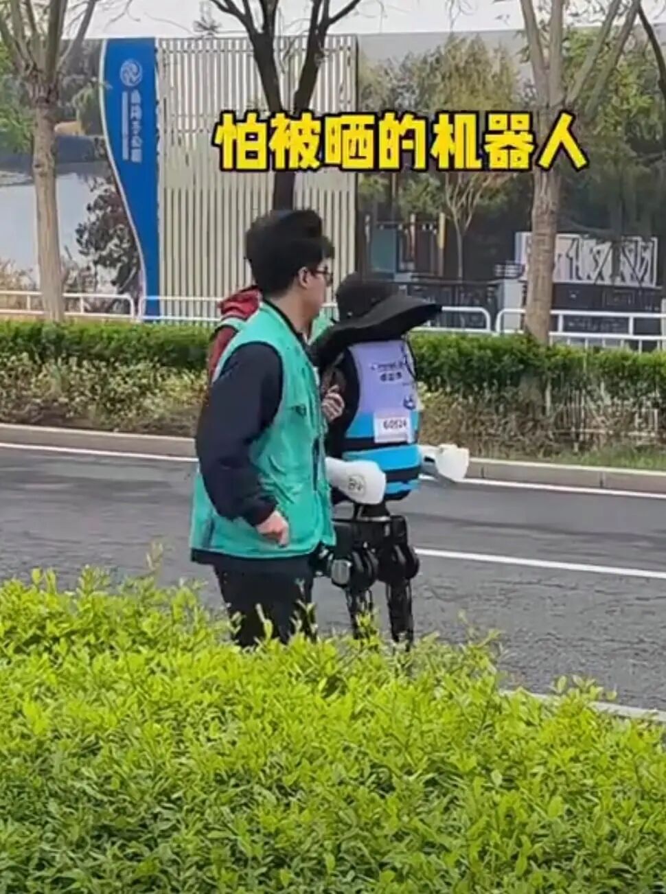 Beijing Yizhuang Robot Participates in Marathon, Bringing Laughter with Its Adorable Moves: Is There Still Meaning for Humans to Run Marathons in the Future?