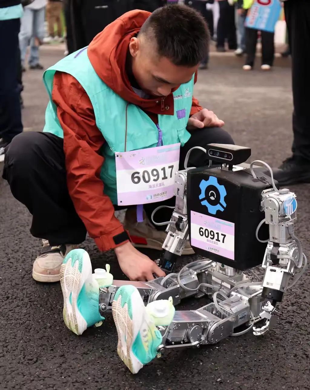 Beijing Yizhuang Robot Participates in Marathon, Bringing Laughter with Its Adorable Moves: Is There Still Meaning for Humans to Run Marathons in the Future?